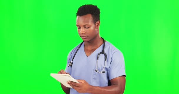 Homme Noir Médecin Tablette Sur Écran Vert Santé Résultats Numériques — Video
