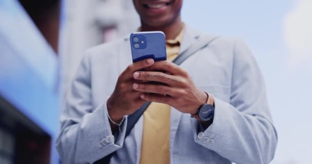 Telefonieren Hände Und Schwarze Männer Lächeln Mails Lesen Oder Internet — Stockvideo