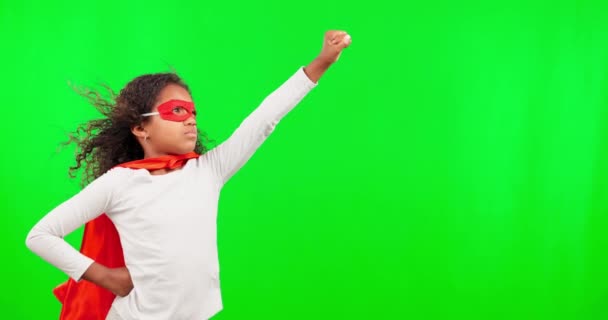 Літаючий Супергерой Діти Дівчиною Зеленому Тлі Екрану Студії Стоїть Рука — стокове відео