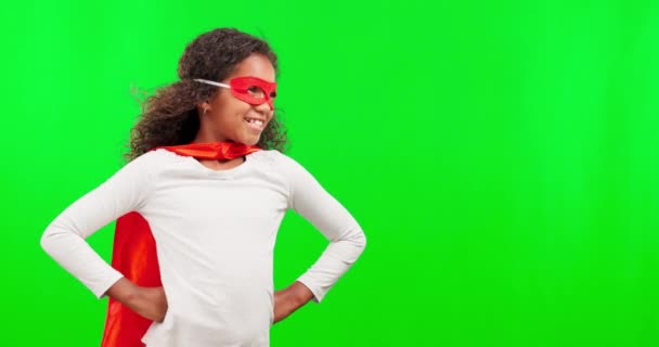 Знущатися Над Супергероєм Дітьми Дівчиною Зеленому Екрані Фоні Студії Стоячи — стокове відео