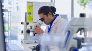Bilim adamı, mikroskop ve analiz laboratuvarı, klinik ilaç deneyi ya da virüsü durdurmak için çalışma. Laboratuvarda erkek bilim uzmanı, veri analizi ya da iş yerinde bakterileri incelemek için test lensi.