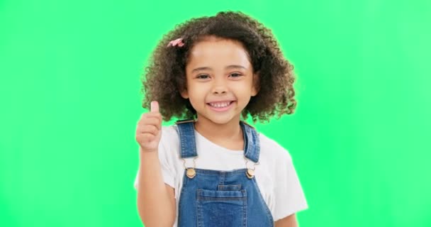 スタジオの背景に親指を立てた子供の幸せと緑の画面と顔 成功とモチベーションのための絵文字の手のジェスチャーを持つ女の子の子供の肖像画 — ストック動画