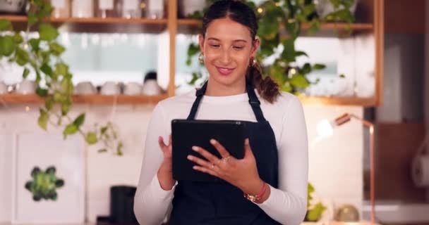 Eコマース オンラインサービス レストランの販売促進のためのタブレット上のカフェバリスタまたは幸せな女性 コーヒーショップやカフェテリアのためのデジタル技術に関する中小企業所有者 ウェイトレスまたは小売人 — ストック動画