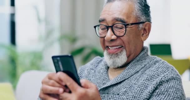 Rahatla Telefon Yaşlı Adamla Koltukta Gülümse Kısa Mesaj Sosyal Medya — Stok video