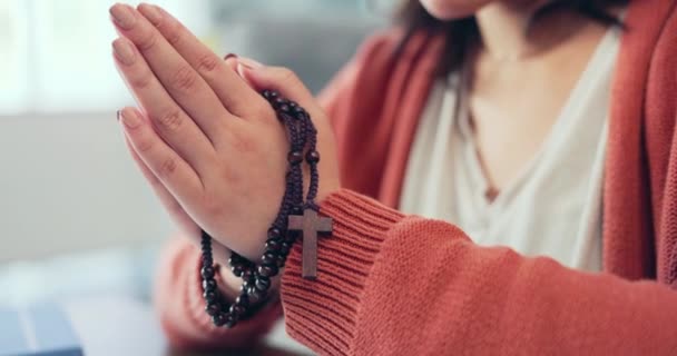 Mulher Cristã Rosário Mãos Orando Casa Espiritual Santo Evangelho Adorar — Vídeo de Stock