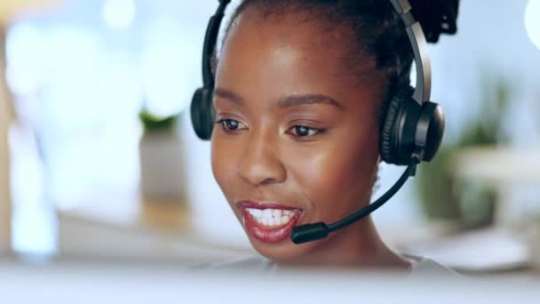 Mujer Negra Centro Llamadas Hablar Oficina Para Telemarketing Servicio Cliente — Vídeo de stock