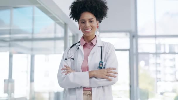 Médico Mulher Rosto Com Braços Cruzados Confiança Para Profissão Saúde — Vídeo de Stock