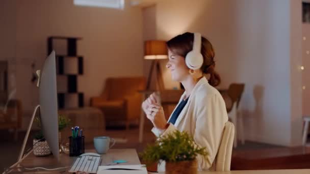 Μουσική Ακουστικά Και Business Woman Χορεύουν Στον Υπολογιστή Για Ψυχική — Αρχείο Βίντεο