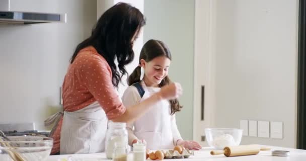 家庭和一个母亲与她的女儿学习烹饪在厨房为孩子的发展 一个女人教她女儿做甜食的烘焙 孩子和配料 — 图库视频影像