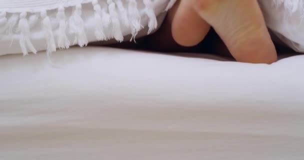 Donna Coperta Piedi Mobili Letto Calore Comfort Relax Durante Fine — Video Stock