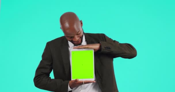 Tablet Ekran Mutlu Siyah Adam Mavi Arka Planda Sergi Pazarlama — Stok video