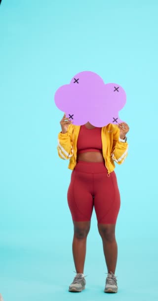 黑人女性 语言泡沫和模仿社交媒体在工作室孤立的蓝色背景 具有广告 营销空间和跟踪海报标识的声音 意见和非洲女性 — 图库视频影像