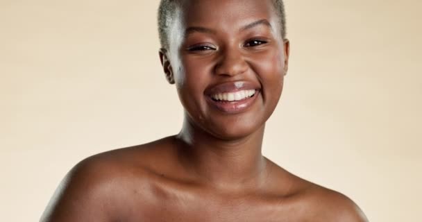 스킨케어 Skincare 여성의 얼굴은 화실에서의 화장품때문에 웃는다 건강하며 피부를 아프리카 — 비디오