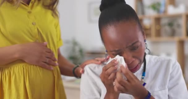 Triste Pleurant Une Femme Affaires Consolant Collègue Pour Soutien Dans — Video