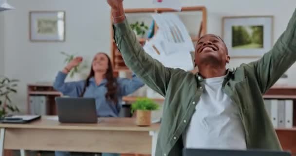 オフィスでの勝利 成功または達成のために空気中の創造的なビジネスの人々 お祝いと投げ紙 スタートアップ完了のための書類作成を祝う幸せの従業員笑顔 — ストック動画