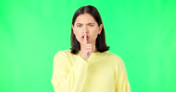 Секретный Зеленый Экран Лицо Серьезной Женщины Студии Палец Губы Заднем — стоковое видео