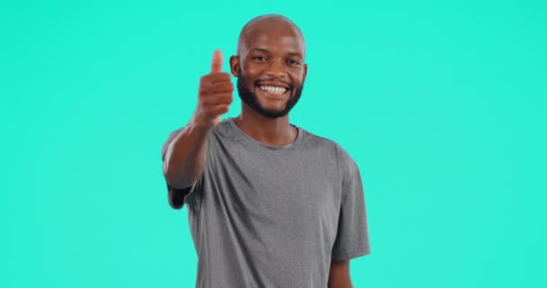 Yüz Gülümseme Stüdyoda Parmakları Havada Siyah Bir Adam Mavi Arka — Stok video