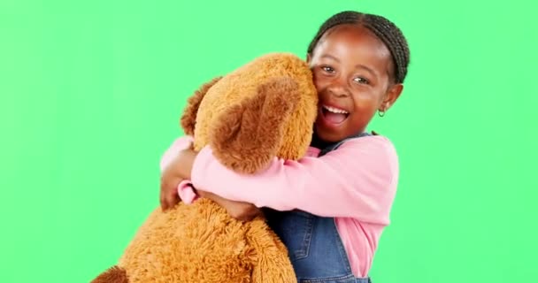 Groen Scherm Liefde Een Zwart Meisje Knuffelen Haar Teddybeer Studio — Stockvideo