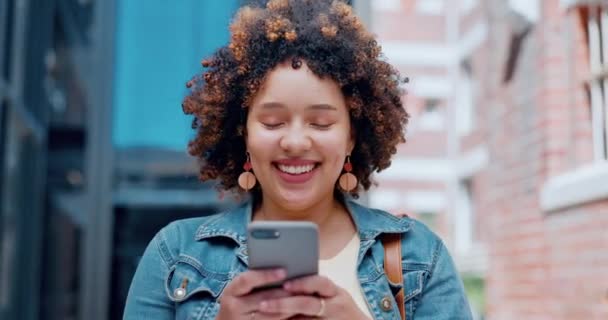 Kvinna Utomhus Med Smartphone Skratt Och Sociala Medier App Med — Stockvideo