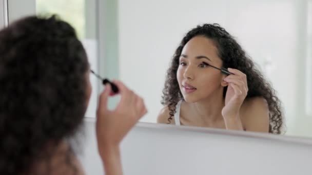 早上和睫毛膏与化妆品 镜子和美丽与自我照顾的眼睛在家庭浴室 面部健康和在公寓开始新生活的女孩 反思和化妆品 — 图库视频影像