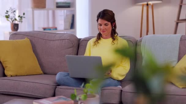Laptop Kadın Oturma Odasında Uzaktan Çalışma Araştırma Internet Sitesi Için — Stok video