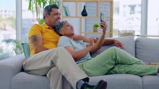 Selfie Przytulić Szczęśliwą Starą Parę Relaksującym Wspomnieniem Randce Domowej Romantycznej — Wideo stockowe