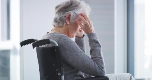Persona Con Disabilità Triste Donna Anziana Che Pensa Sedia Rotelle — Video Stock