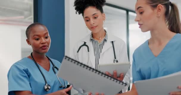 Médecins Infirmières Femmes Sur Tablette Papier Documents Réunion Sur Diversité — Video