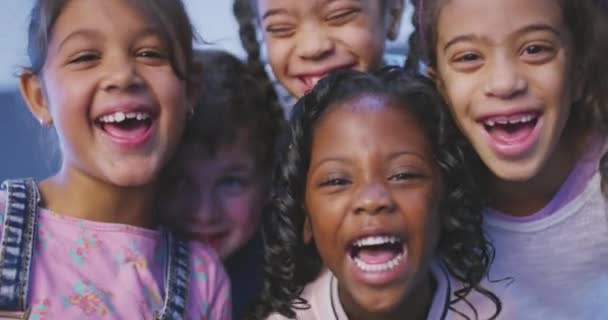 다양성 아이들의 그리고 미소를 웃으며 실내에 아이들의 공동체 그리고 명랑하고 — 비디오