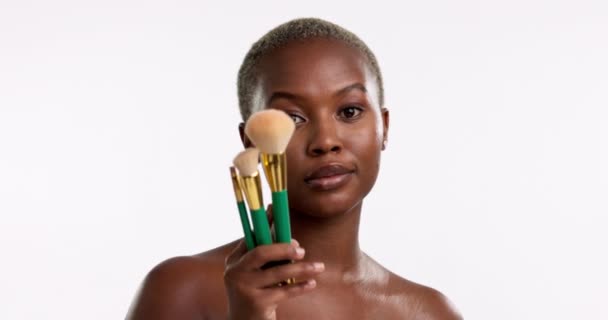 Beleza Maquiagem Sorriso Com Mulher Negra Escova Para Fundação Rubor — Vídeo de Stock