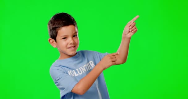 Ukazování Dobrovolník Nápad Dítětem Zelené Obrazovce Studia Pro Umístění Produktu — Stock video