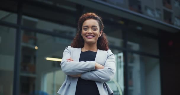 Cara Ciudad Mujer Negocios Con Los Brazos Cruzados Con Orgullo — Vídeos de Stock