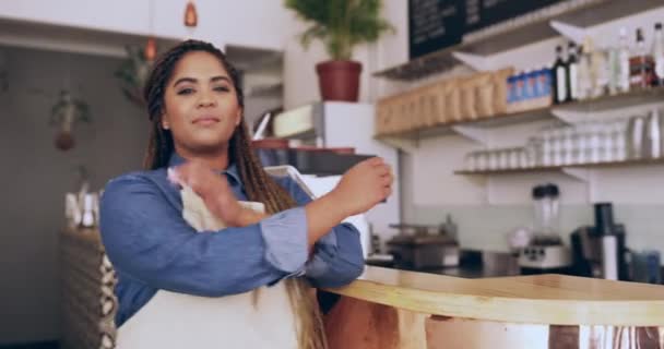 女人和咖啡馆老板 双手交叉 以领导和自豪站在柜台旁 在初创咖啡店里 小生意 成功和一个带着微笑的女咖啡师的肖像 — 图库视频影像