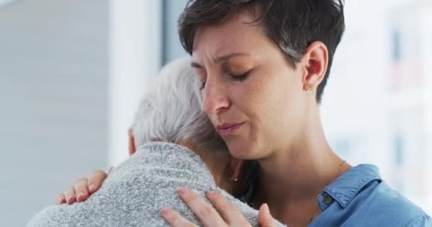 Abraço Apoio Tristeza Com Mãe Filha Por Empatia Conexão Ajuda — Vídeo de Stock