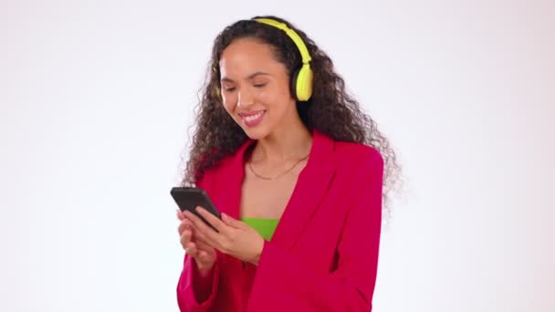 Μαύρη Γυναίκα Smartphone Χορεύει Μουσική Ακουστικά Και Ακούει Ραδιόφωνο Στο — Αρχείο Βίντεο