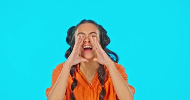 Tvář Maketa Žena Křičí Ohlašují Zprávy Radostně Pozadí Modrého Studia — Stock video