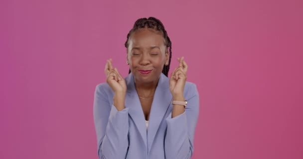 Business Black Woman Fingers Crossed Studio Smile Hope Happiness Success — Stock Video