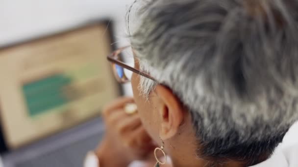 Costas Mulher Cabeça Trabalhando Laptop Para Planejamento Estratégia Pesquisa Line — Vídeo de Stock