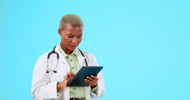 Femme Noire Médecin Tablette Dans Recherche Santé Navigation Recherche Ligne — Video