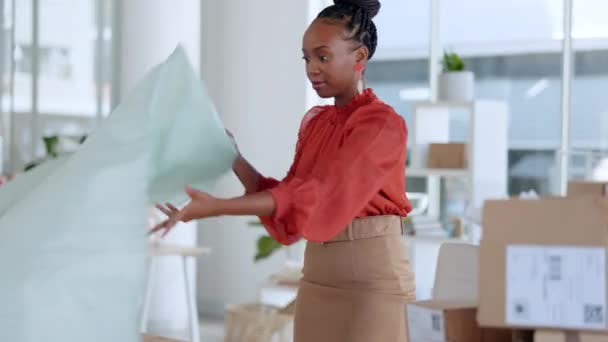 黑人妇女 设计师和面料服装在工作室的时尚与交付 物流或盒子在工作 车间视觉 图案和服装的设计专家 材料检验和质感检查 — 图库视频影像