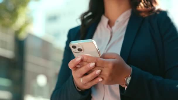 メール通信 ソーシャルメディアアプリや連絡先を持つ女性のための通りに手 電話やテキストメッセージ 企業のネットワーキングのための入力 チャット または接続を持つビジネスウーマン クローズアップとスマートフォン — ストック動画