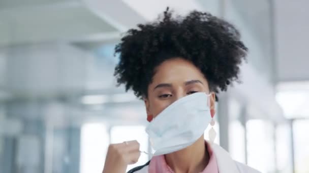 Covid Πρόσωπο Και Γυναίκα Γιατρός Αφαιρέστε Μια Μάσκα Ένα Νοσοκομείο — Αρχείο Βίντεο