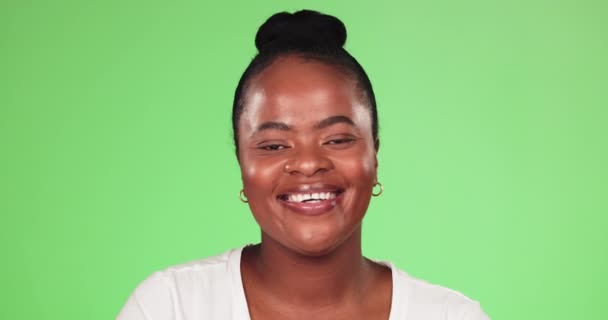 スタジオを背景に孤立した笑顔の黒人女性の緑の画面 笑いと顔 幸せと自信と宇宙との喜びを持つアフリカの女性の笑い 笑顔と肖像画 — ストック動画