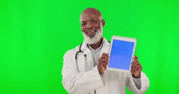 Médecin Visage Tablette Écran Vert Isolé Sur Fond Studio Télésanté — Video