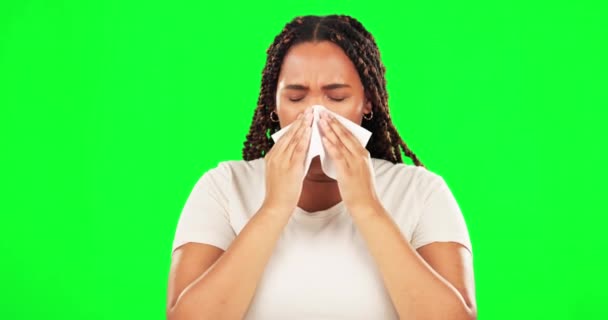 黒人女性 病気やスタジオの緑の画面上で鼻を吹いてインフルエンザウイルス 隔離されたモックアップの背景に寒さと健康上のリスク危機 アレルギーや発熱のある人のための病気 くしゃみや組織 — ストック動画