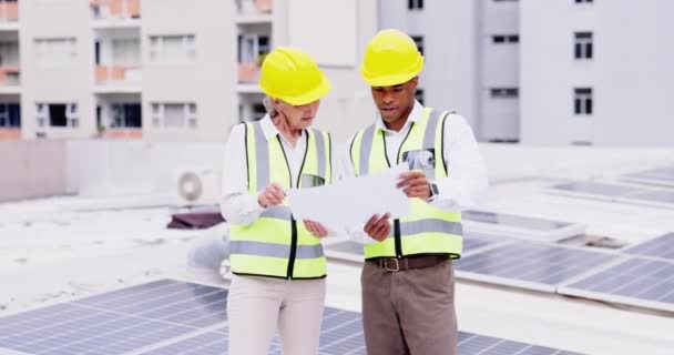 Проектирование Солнечная Энергия Инженерные Люди Чертежом Строительства Фотоэлектрической Инспекции Крыши — стоковое видео