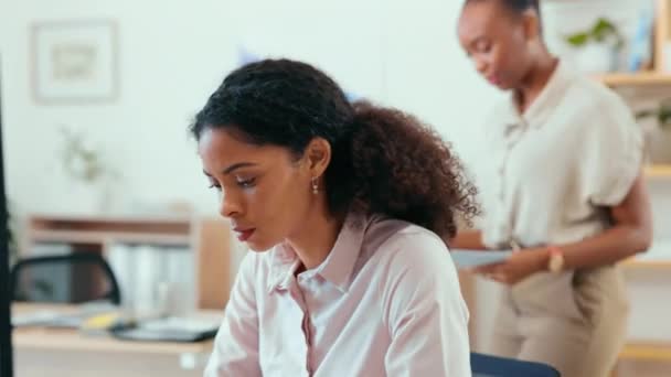 Бізнес Жінки Співробітники Розмовляють Співпрацюють Мозкові Штурми Зростання Компанії Жінки — стокове відео