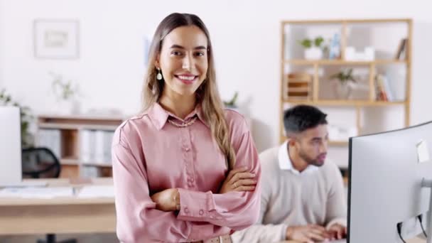 一个职业女性和一个女商人 站在她的办公室里 带着自信的微笑交叉着双臂 与一位年轻貌美的女员工在一起工作时感到快乐 远见和雄心壮志 — 图库视频影像