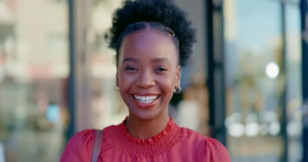 Joyeux Riant Visage Une Femme Noire Dans Ville Pour Les — Video
