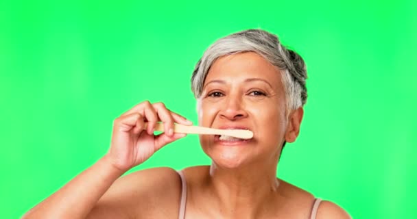 老年妇女或用牙膏刷牙 以促进口腔健康 清洁的肖像或用竹子牙刷刷牙美白的成年人 — 图库视频影像